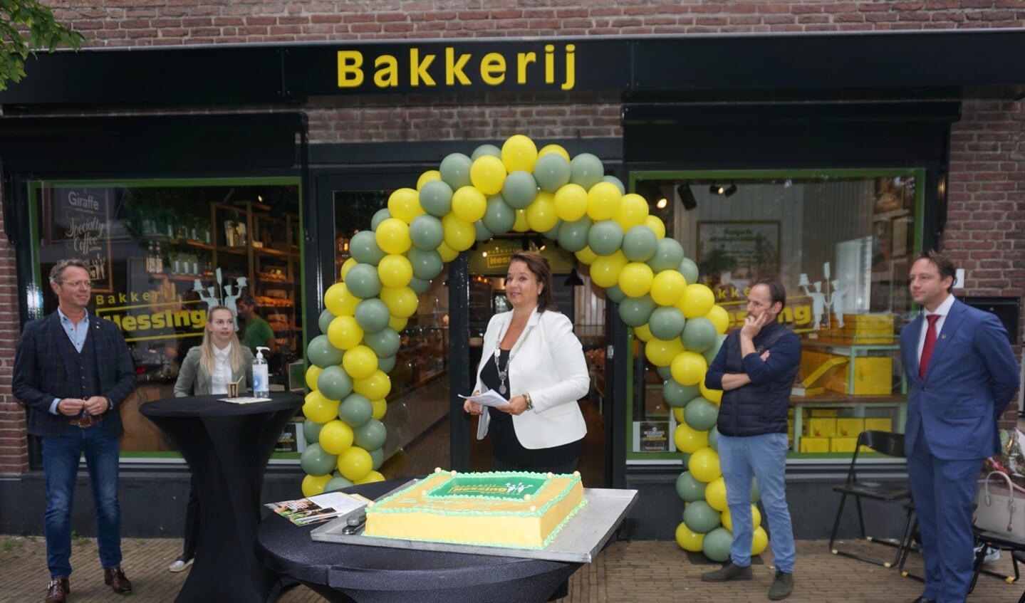 Burgemeester Nadine Stemerdink wenst Peter van Strien en de familie Hessing welkom in Voorschoten