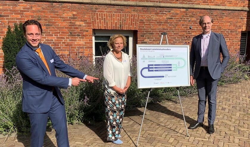 <p>Van link naar rechts: Wethouders Paul de Bruijn (Voorschoten), Inge Zweerts de Jong (Wassenaar) en Floor Kist (Leidschendam-Voorburg) bij de routekaart voor inburgering van de drie gemeenten.</p>