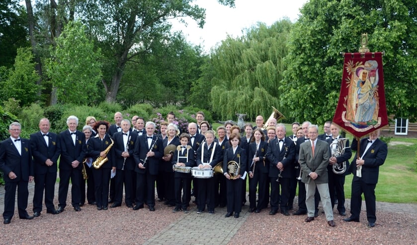 <p>De Fanfare Philomena met rechts op de voorgrond hun beschermheer Cees Bijloos</p>