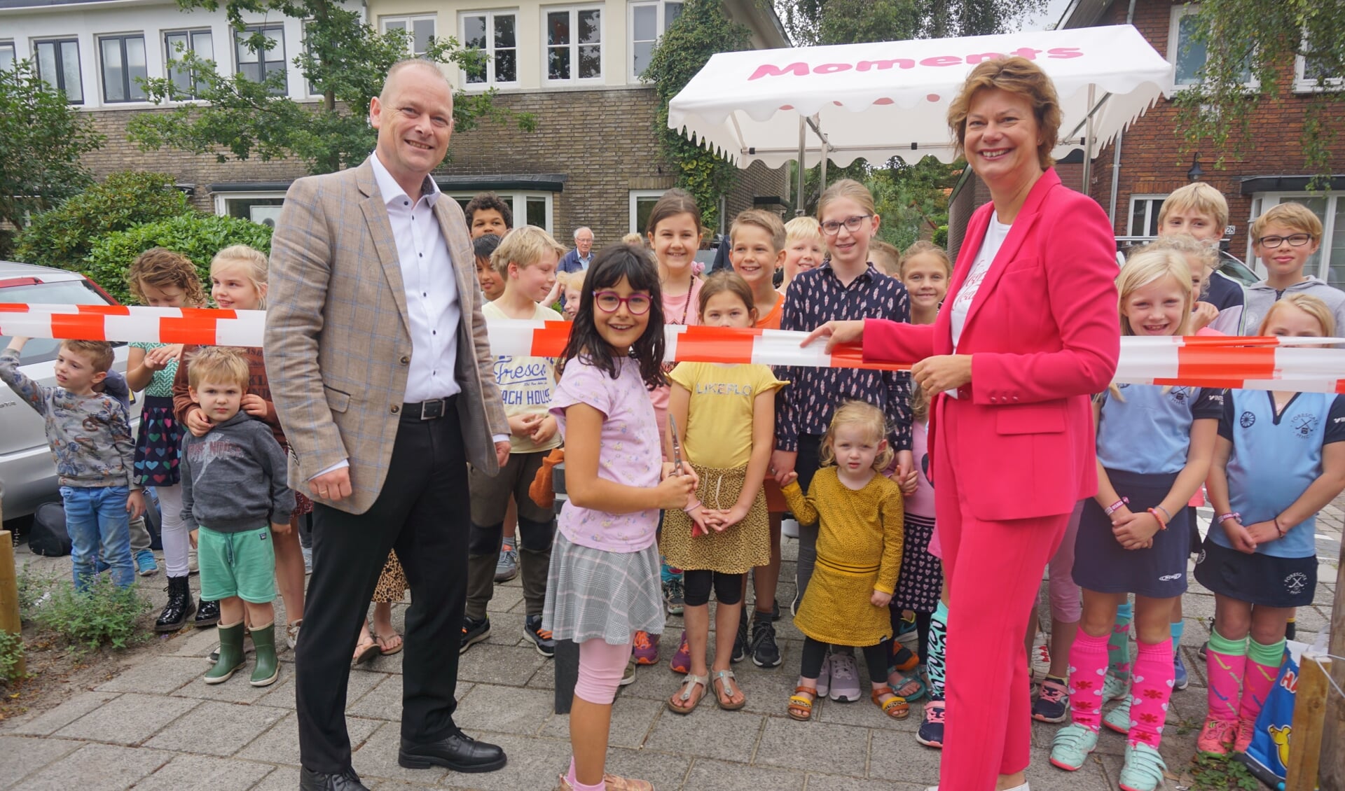 Projectleider Gunter Colon en wethouder Erika Spil openden gisteren samen met Veny de nieuwe speelplek aan de Narcisstraat