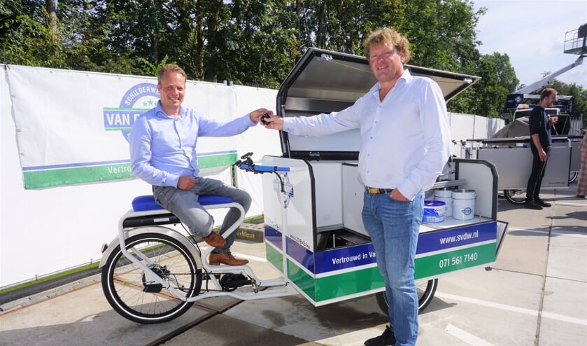 <p>Sven de Laaf van ZOEM.bike (l) overhandigt de sleutel van de eerste E-cargofiets aan Michael van Lochem van Van der Weide. Foto: VSK </p>
