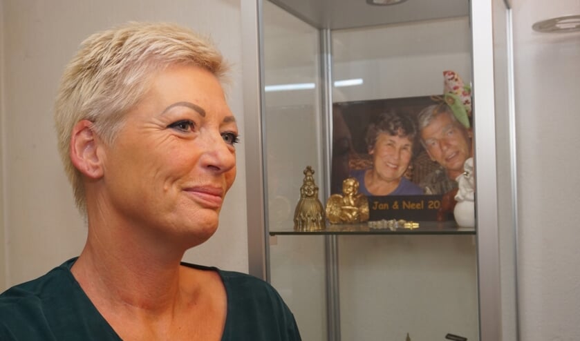 <p>Voorschotense Ria van der Steen verloor haar vader en stiefmoeder bij de ramp. Hun foto heeft een prominente plek bij haar thuis. In de rechtbank vertelde ze over haar verdriet en onmacht. Foto: VSK </p>  