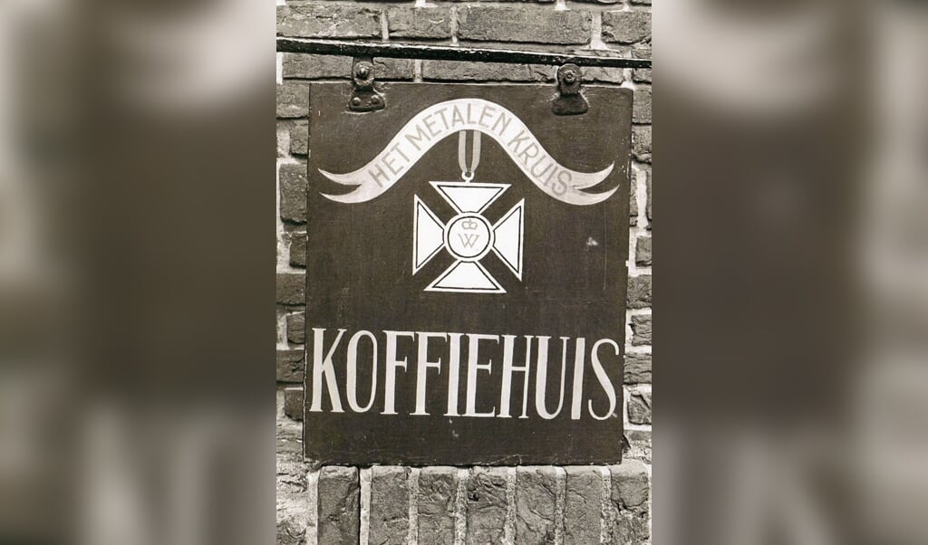 Het uithangbord van Koffiehuis Het Metalen Kruis dat op de Voorstraat 44 gevestigd was is één van de kunstobjecten. Foto: Museum 