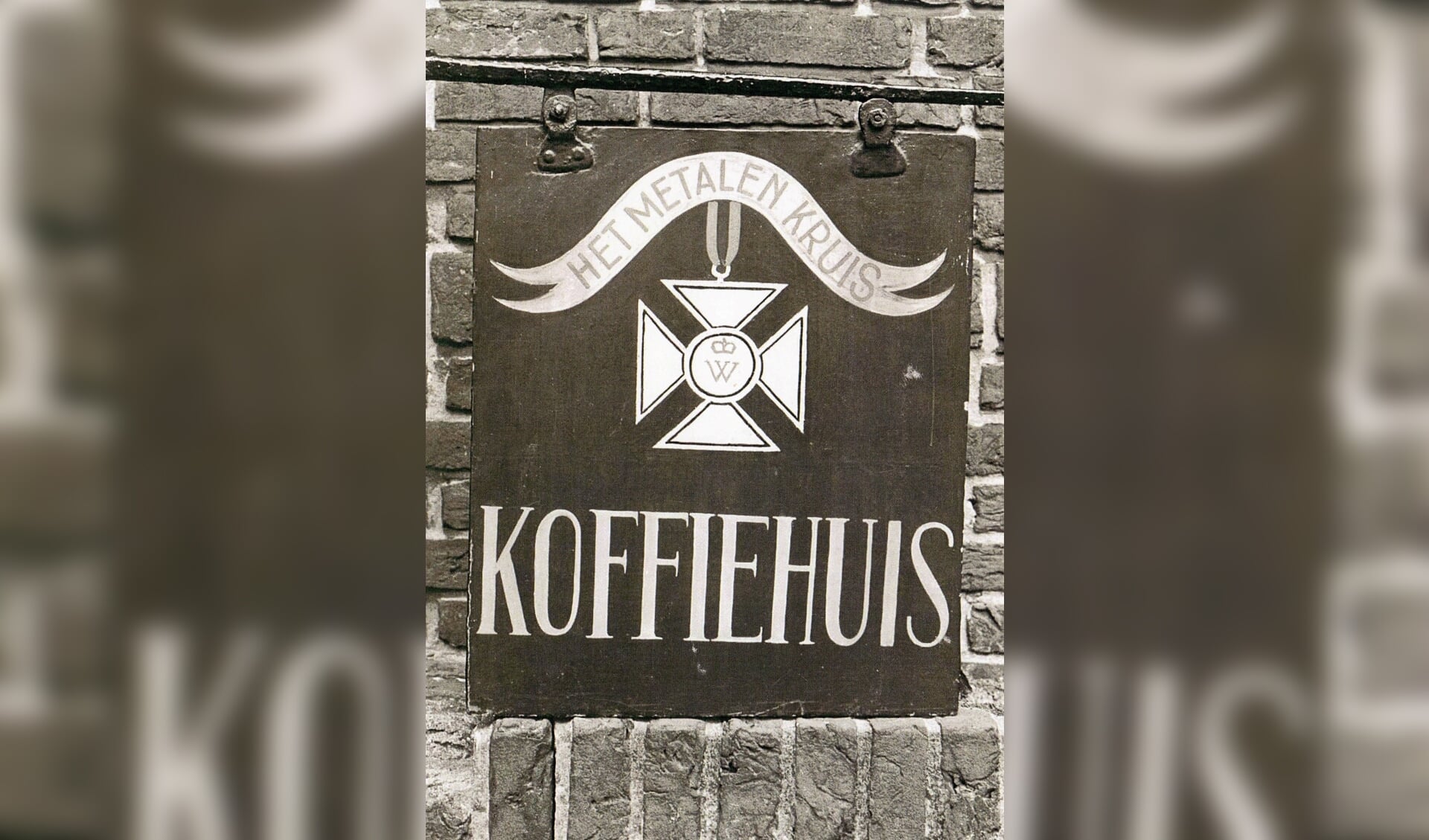 Het uithangbord van Koffiehuis Het Metalen Kruis dat op de Voorstraat 44 gevestigd was is één van de kunstobjecten. Foto: Museum 