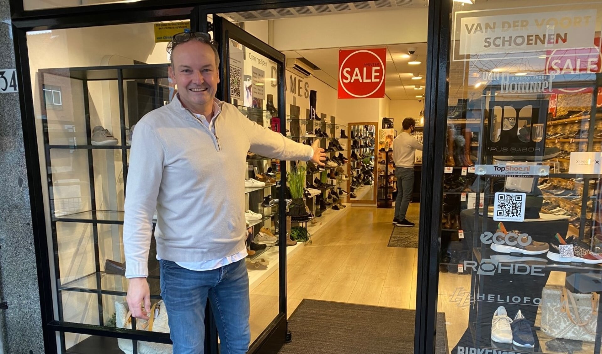 Marco van der Voort is maar wat blij dat zijn winkel weer open mag. 