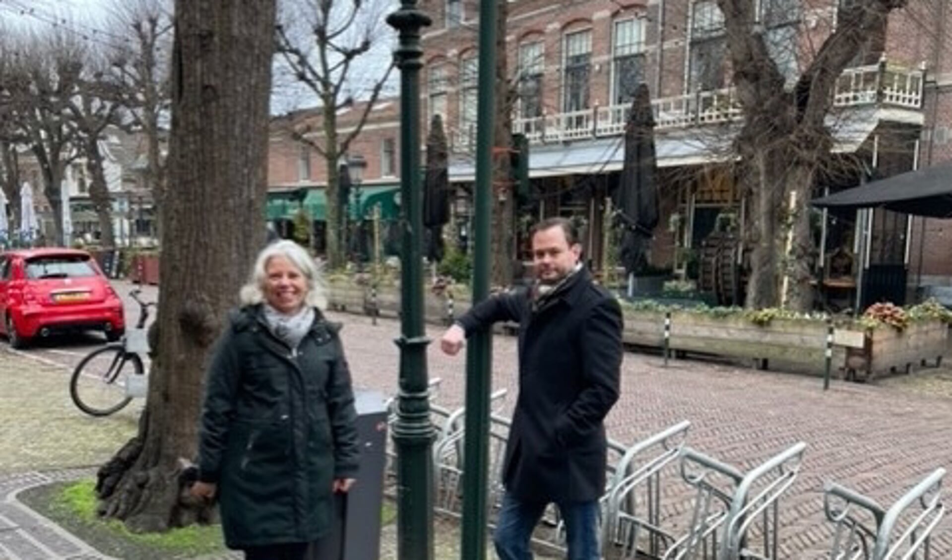 links Katrien van Meenen nummer 2 en rechts Jaap Haubrich nummer 6 op de lijst van de VVD Voorschoten 