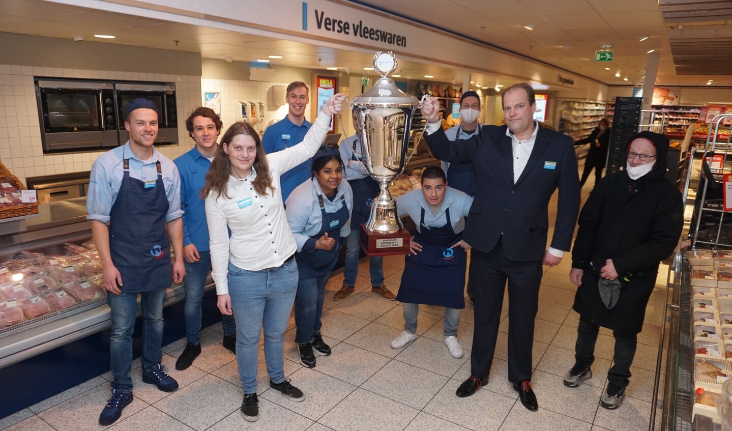 De beker is binnen. Hoogvliet Voorschoten is de beste Hoogvlietsupermarkt van 2021. De supermarkt kreeg ook de prijs voor beste versafdeling. Het team is supertrots.