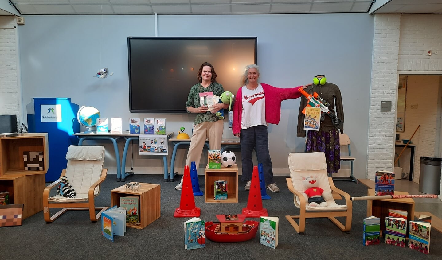 Schrijvers Barbara Scholten en Rian Visser kwamen afgelopen vrijdag naar de Nutsschool om de kinderboekenweek af te trappen. 