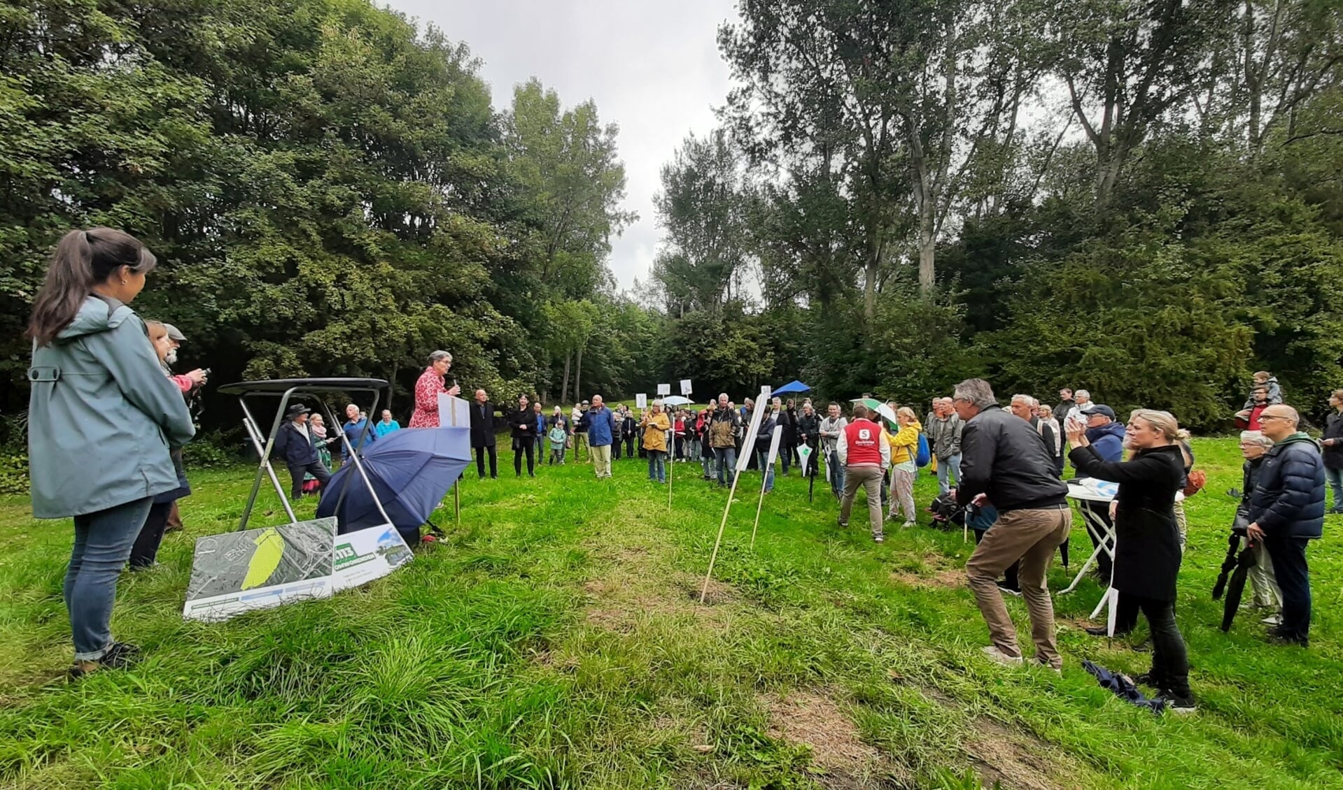 Onlangs werden 17.000 handtekeningen aan wethouder Bremer van Leidschendam-Voorburg aangeboden.