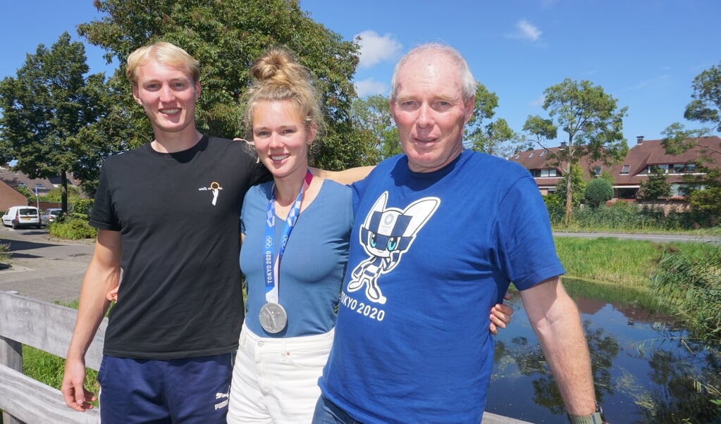 Karolien met haar broer Finn en vader Ronald vlak na haar zilveren medaille op de Olympische Spelen