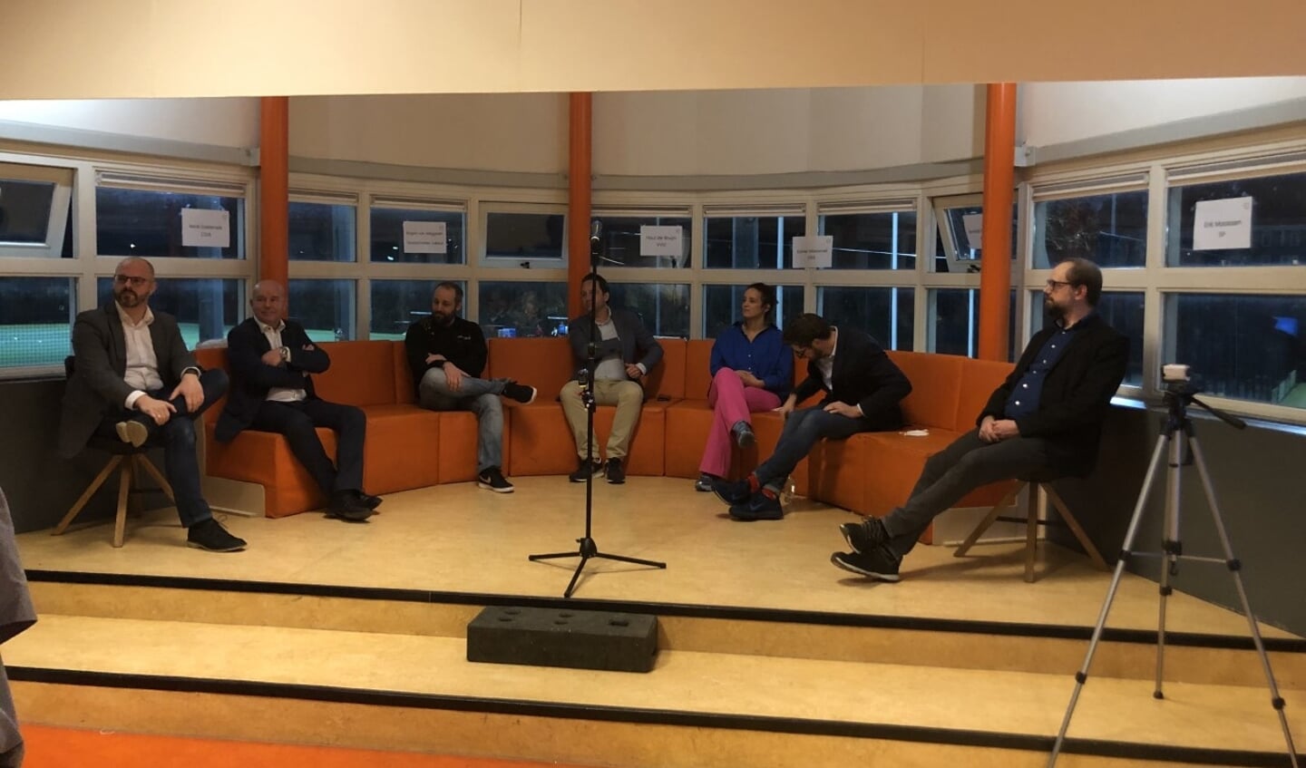 Het debat vond plaats in de Sport BSO in het clubhuis van mhc Forescate