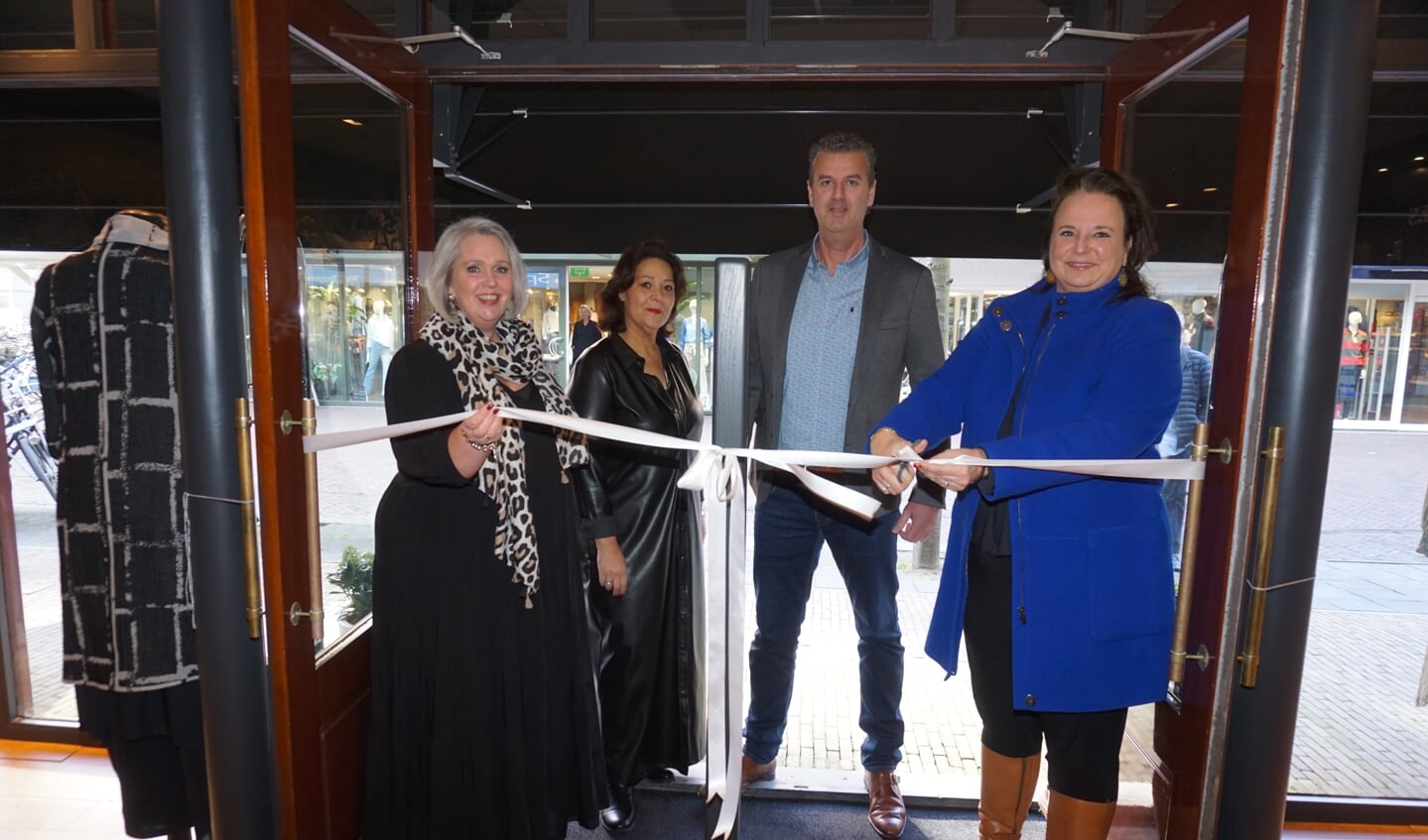 Burgemeester Stemerdink opende vanmorgen Damesmodezaak Frommés.