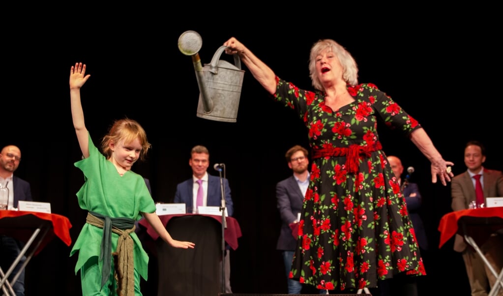 De opening van het debat werd verzorgd door Jeugdtheater Theaterplaats met docent Heléne Kok  