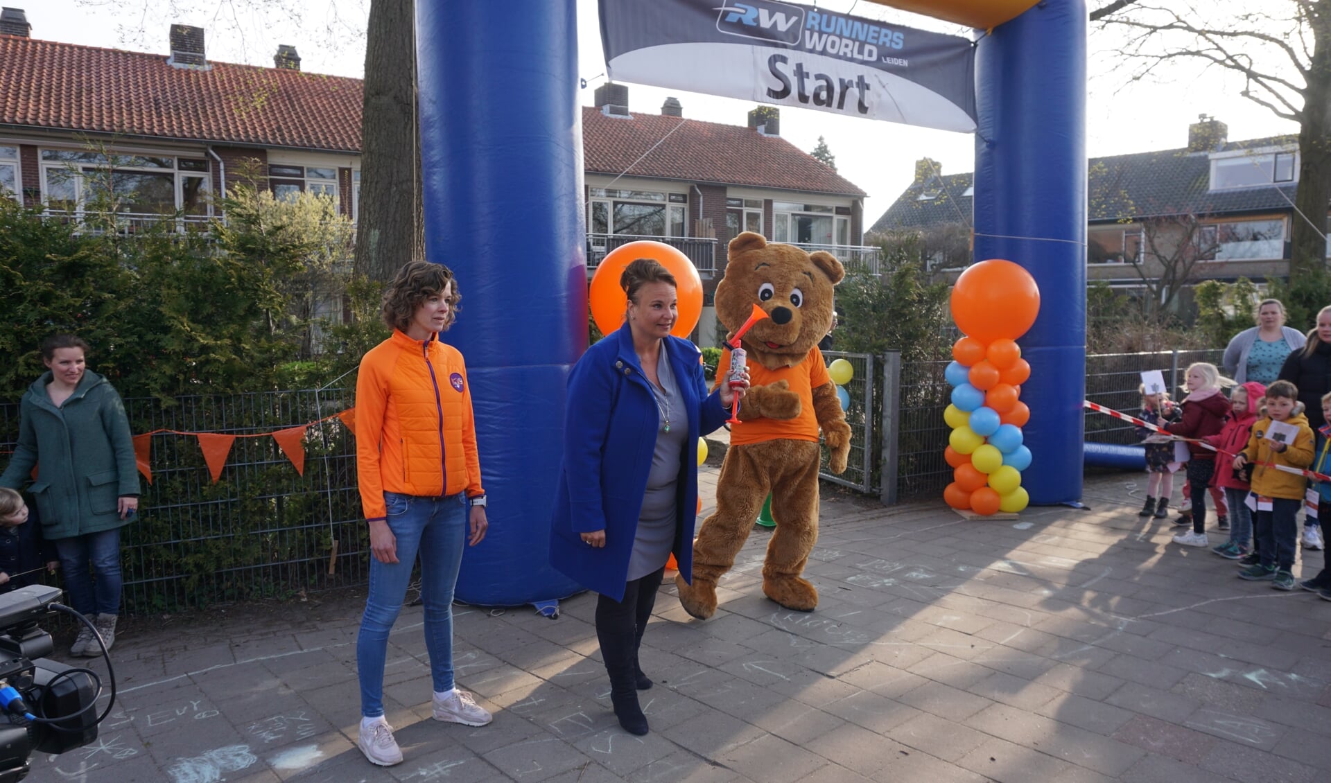 Erna Molleman, burgemeester Stemerdink en de Kika-beer startten vanmorgen de sponsorloop voor Kika bij basisschool De Regenboog