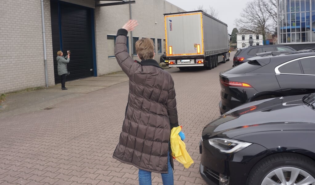 Julia Reijers zwaait de vrachtwagen met 80 kuub hulpgoederen uit Voorschoten uit.