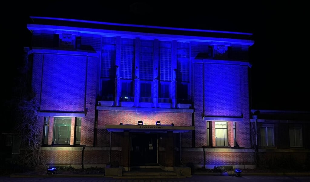 Uit solidariteit is het gemeentehuis verlicht in de kleuren van de Oekraïense vlag. 