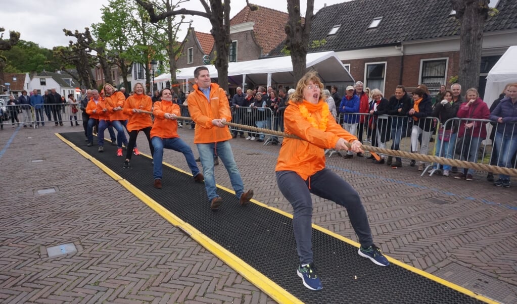 Touwtrekken op de Voorstraat, het hoort bij Koningsdag. En de 2022-editie is geen uitzondering. Teams kunnen zich nu al aanmelden. Foto: VSK