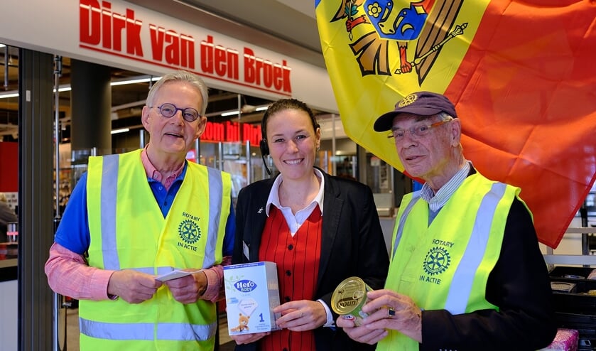 <p>Supermarktmanager Leonoor Slobbe en twee Rotaryleden</p>