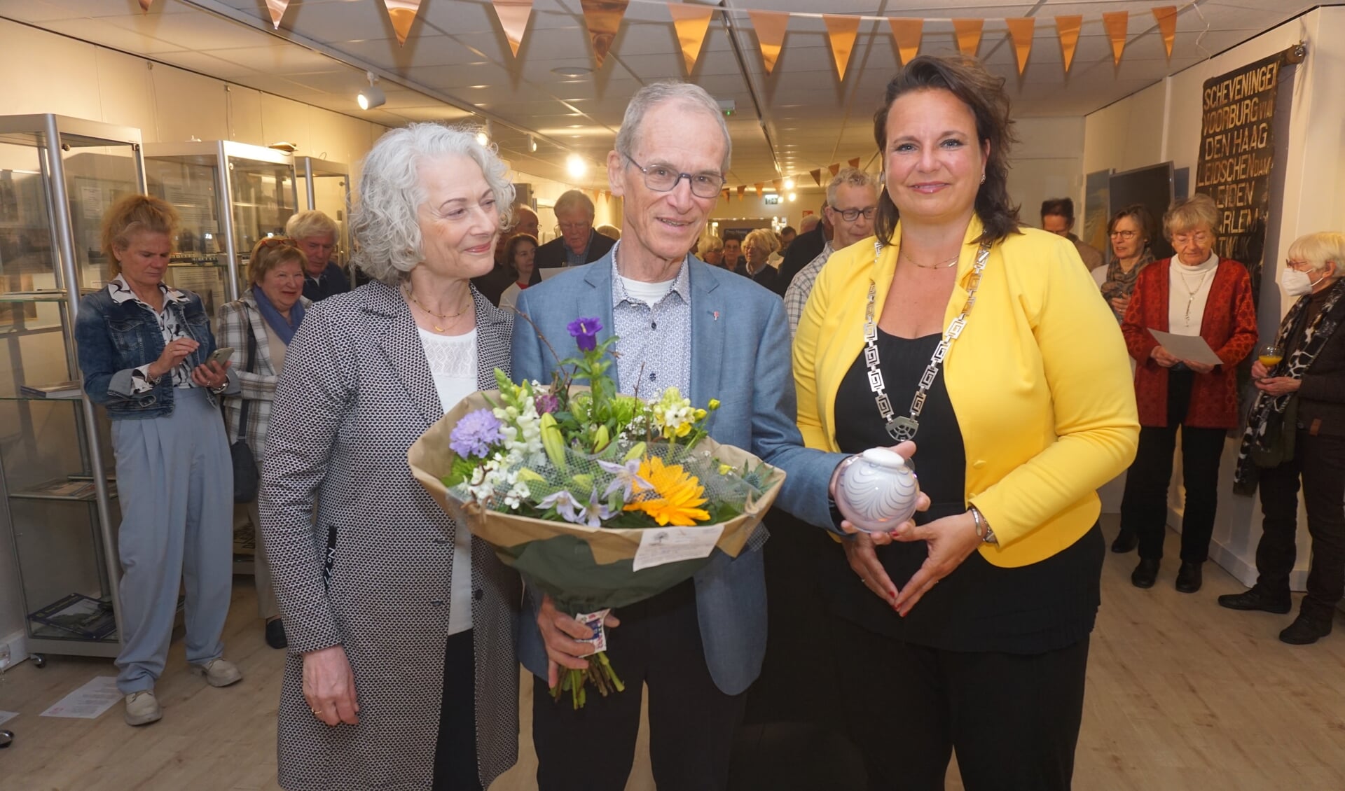Jaap Ransijn kreeg vandaag uit handen van burgemeester Stemerdink de Parel van Voorschoten onder toeziend oog van zijn vrouw Meta. 