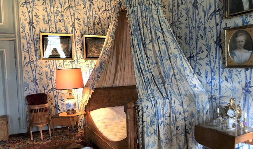<p>Het rijk gedecoreerde behang in de Blauwe Logeerkamer was de inspiratie voor een nieuwe lijn artikelen in de Kasteel & Landgoedwinkel en maakt onderdeel uit van de nieuwe tentoonstelling Foto: VSK </p>