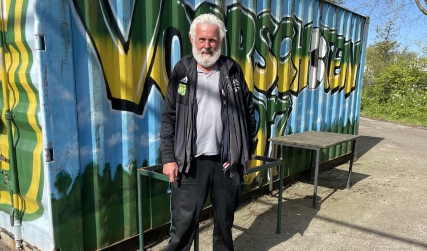 <p>Rinus van der Burg is al bijna 50 jaar bij het Voorschotense voetbal betrokken. Tekst en foto: Hans Douw</p>