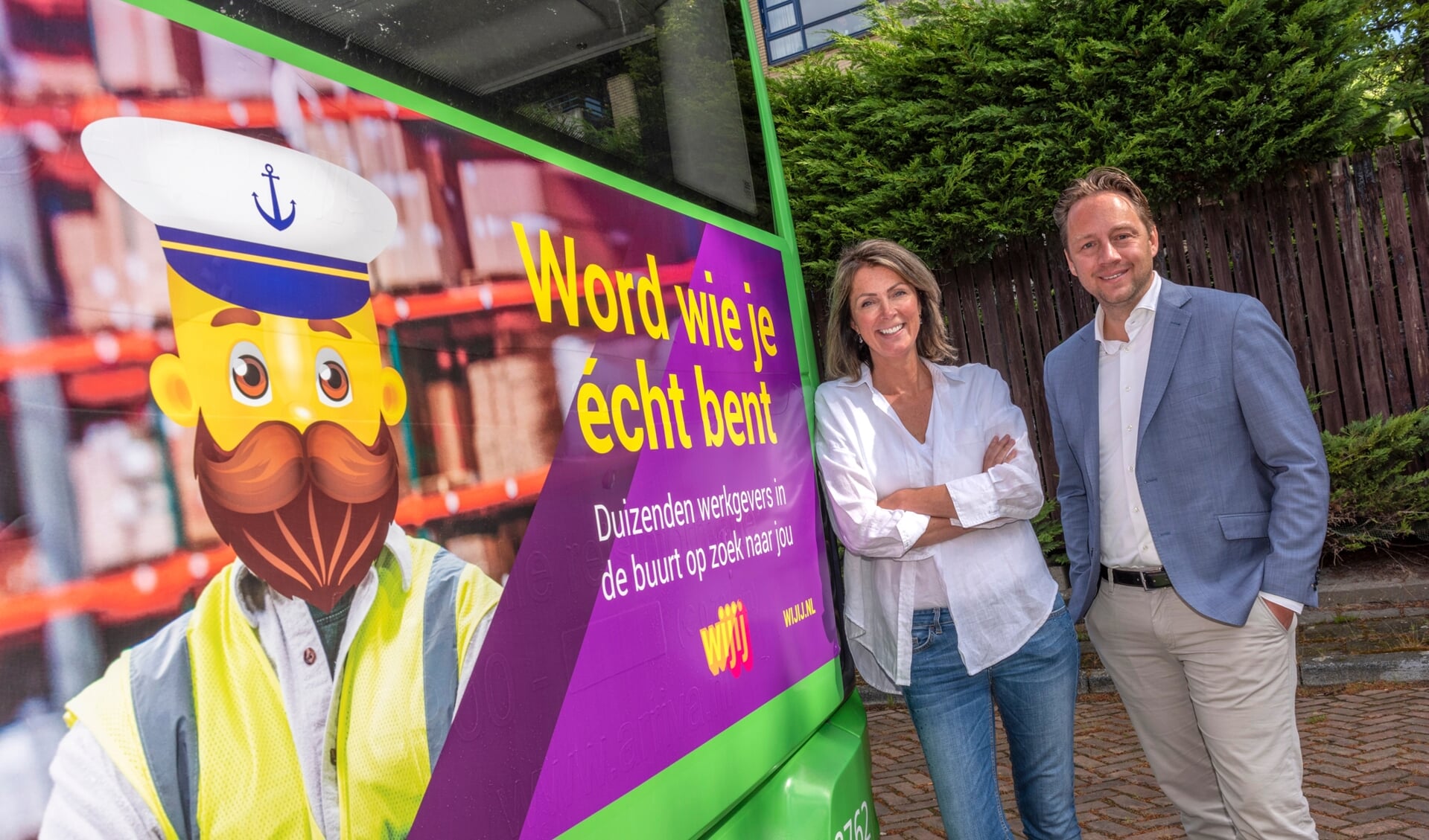 Wethouder Paul de Bruijn (Voorschoten) en Marjan Lancee (WIJIJ) geven het startsein voor de introductiecampagne WIJIJ in Holland Rijnland: ‘Zet nu de stap naar werk dat echt bij je past!’ 
