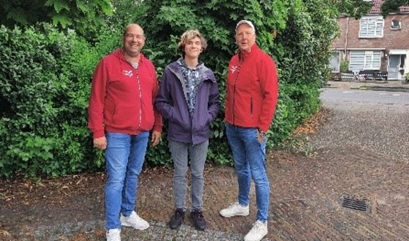 <p>Jongerenwerkers Dave (l) en Raymond (r) van Voorschoten Voor Elkaar helpen Dima (m) met z’n actie. Foto: PR</p>