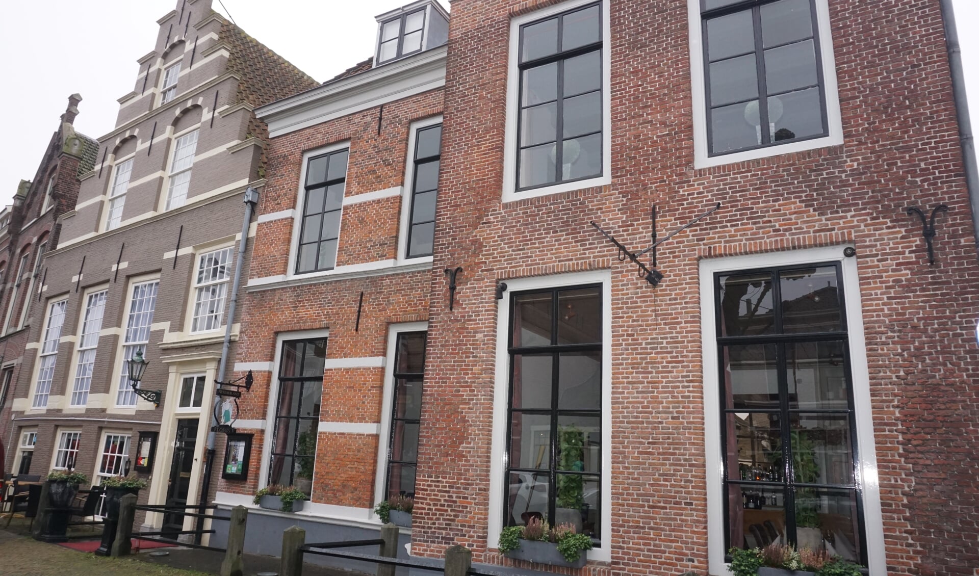 Journalist Lieuwe van Slooten doet onderzoek naar het proces rondom de verkoop van het Ambachts- en Baljuwhuis. 