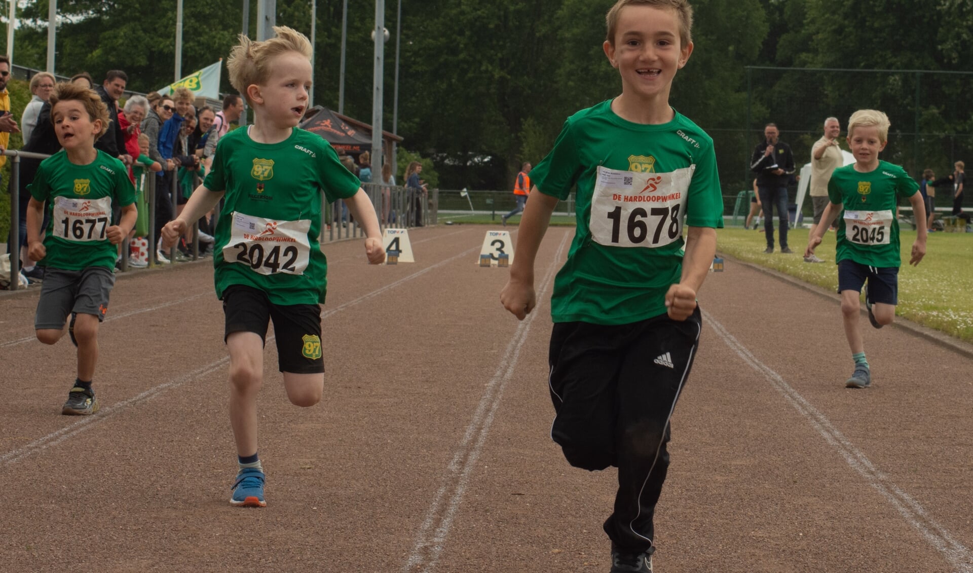 De mini-pupillen in actie tijdens de 40 meter sprint. Foto Alex Roodakkers 