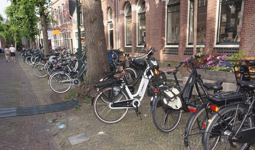 Nu de fietsrekken zijn weggehaald vanwege de markt, is de overlast in de Voorstraat weer volop terug. Foto: VSK  