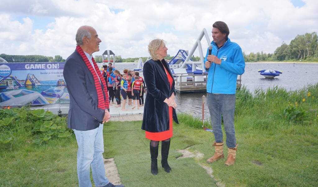 Bart Carpentier Alting, eigenaar Vlietland, wethouder Van Eekelen en Pieter Alders van het Aquapark