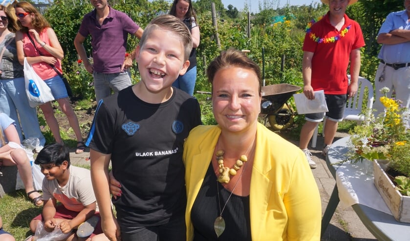 <p>Burgemeester Stemerdink kreeg een speciale aardappel keten omgehangen. Zij reikte de tuindiploma's uit </p>