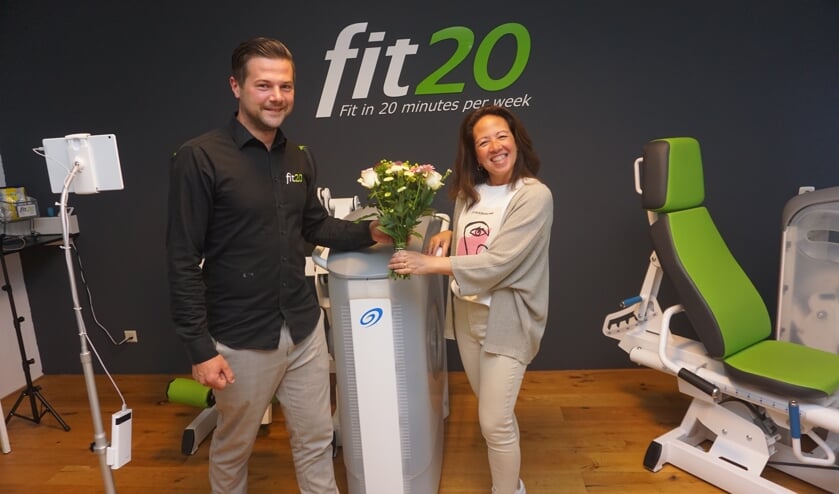 Bloemen voor Jennifer van Stralen, zij is een van de sporters bij Fit 20 en wordt getraind door Jorick Voogel. Foto: VSK