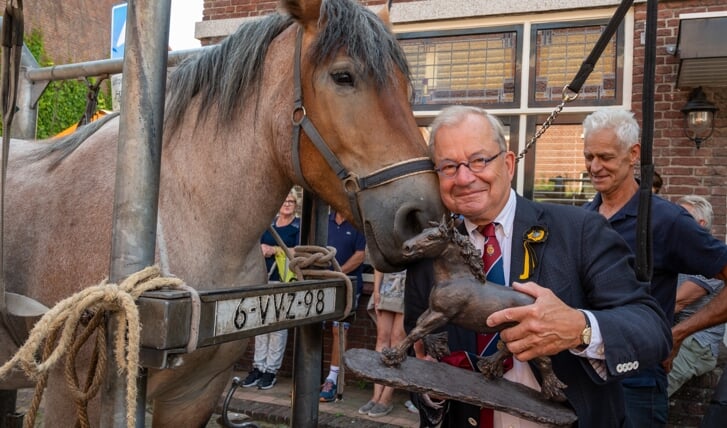 Cees Bijloos neemt na 18 jaar afscheid van het Paardencomité Voorschoten maar hij blijf paardenliefhebber. Dit is zijn eigen Belsen paar 