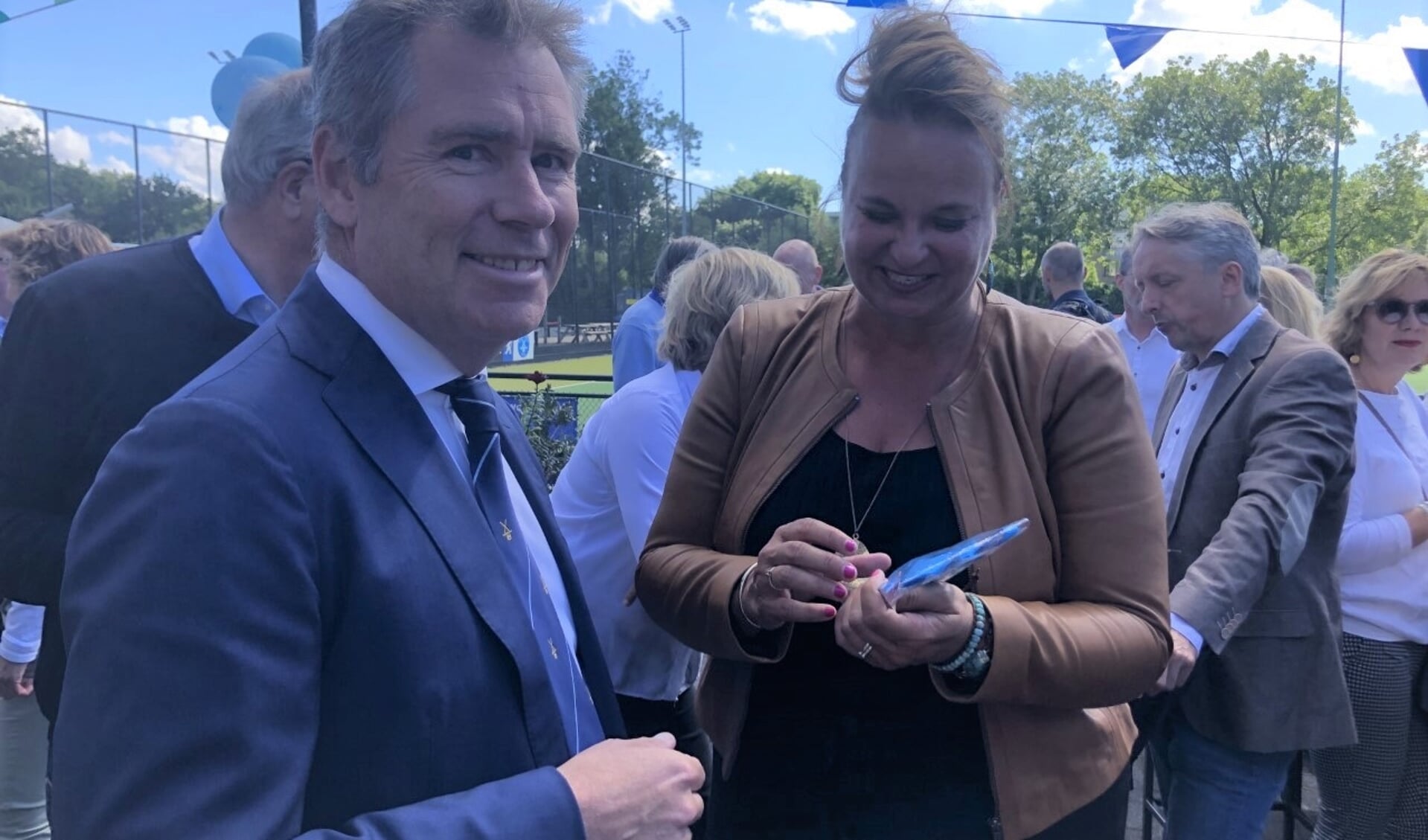 Voorzitter Martijn Schoonhoven overhandigt burgemeester Nadine Stemerdink de scheidsrechtersfluit waarmee zij het startsein van de jubileumactiviteiten geeft