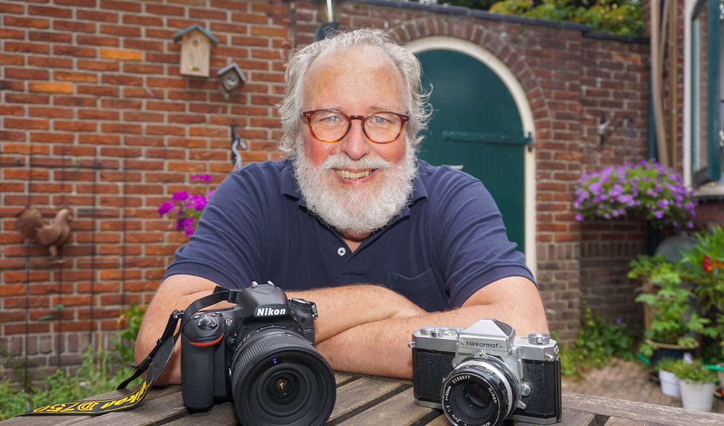 Frits Klijn met rechts zijn allereerste Nikkormat en links de gloednieuwe Nikon. Frits digitaliseert oude opnames in elke vorm. 'Zo bewaar je ze ook voor de toekomst.' Foto: VSK