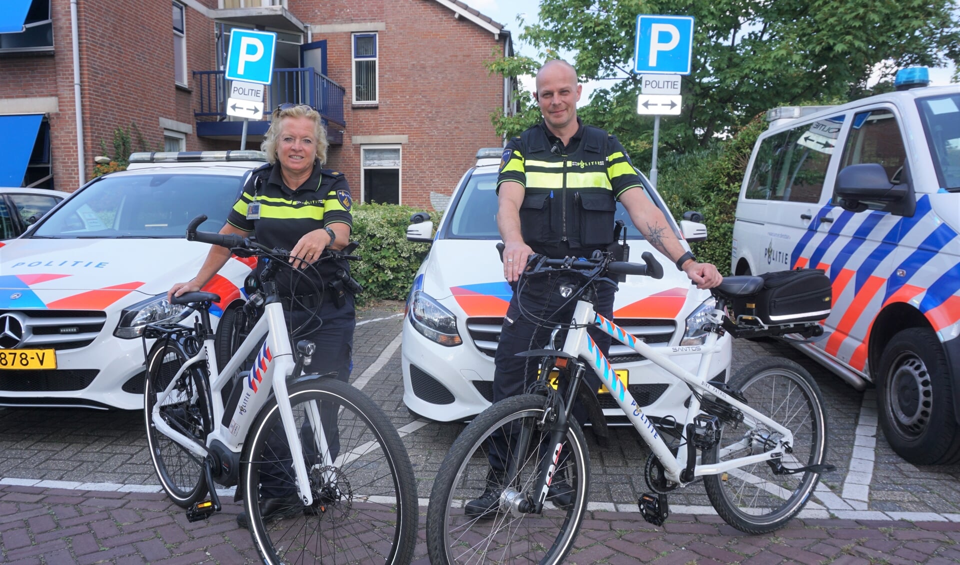 Linda van 't Wout en Paul Boogaard zijn twee van de drie Voorschotense wijkagenten. Inwoners kunnen de agenten regelmatig door het dorp zien fietsen. Foto: VSK