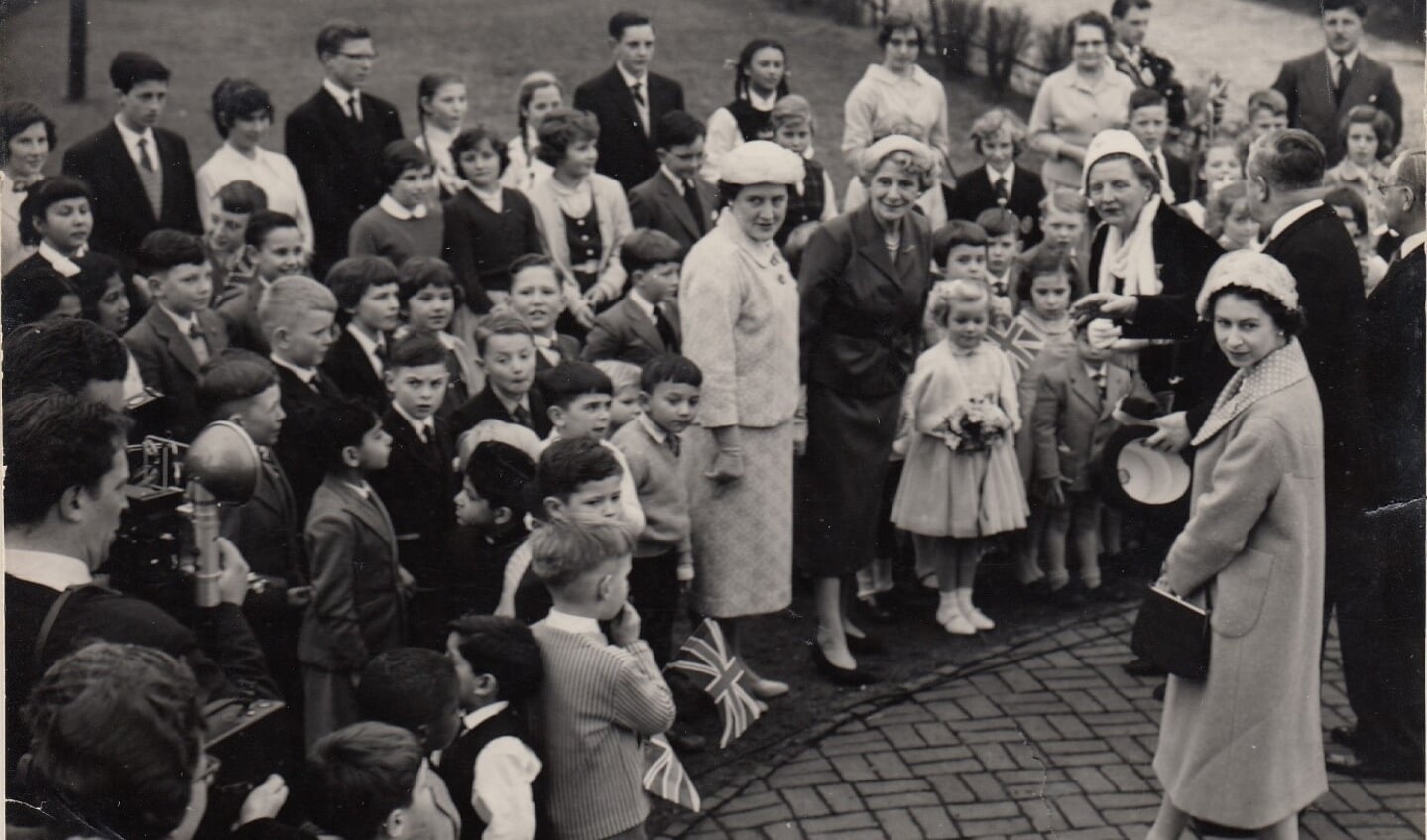 A royal visit: H.M. Queen Elizabeth and Queen Juliana strolling around the pupils and staff of the BSN. Photo: BSN