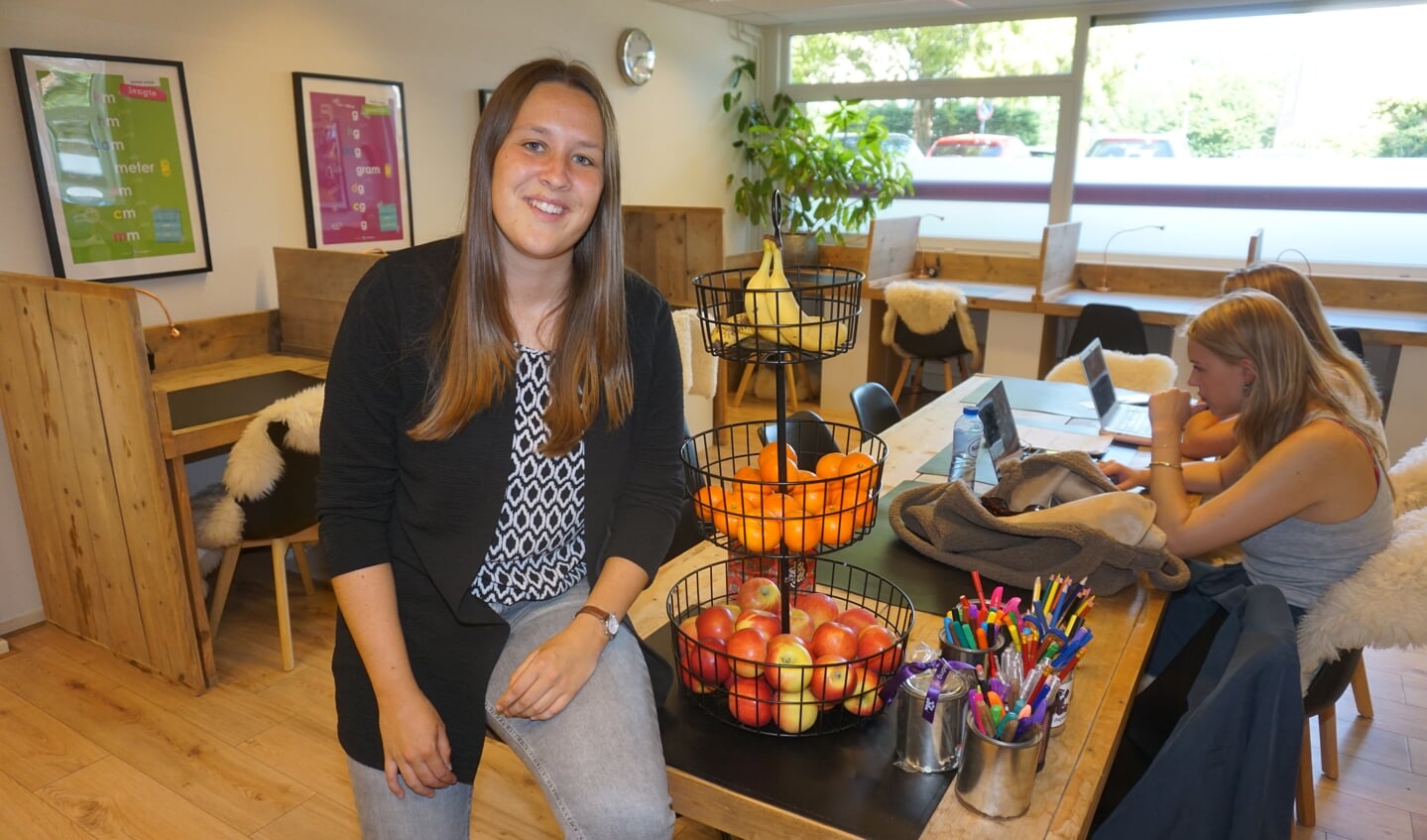 Pedagoge Eva Vlak is locatie-manager van BijDeHand Begeleiding. 'Het belangrijkste is dat kinderen weer zelfvertrouwen krijgen. Dan komt de rest ook goed.' Foto: VSK