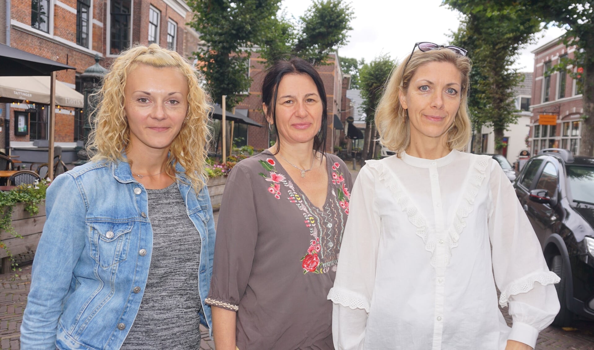 Olena, Inna en Olga. De drie Oekraïense vrouwen proberen in Voorschoten weer een leven op te bouwen. 'Vooral veel samen praten om de ervaringen te delen en te verwerken.' Foto: VSK 