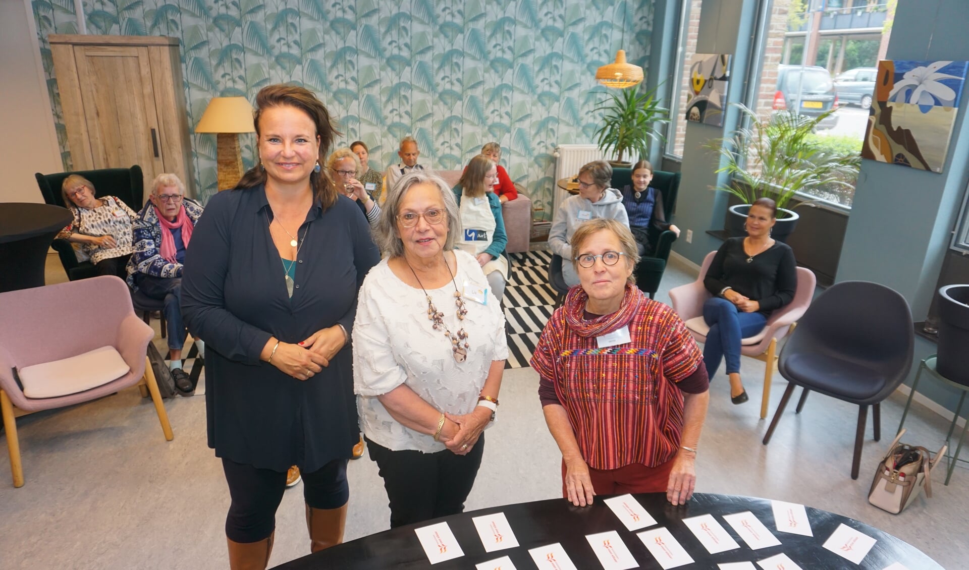 Burgemeester Nadine Stemerdink kreeg het eerste Memoryspel overhandigd van Lia van Velzen en Hester van Kruijssen. Foto: VSK