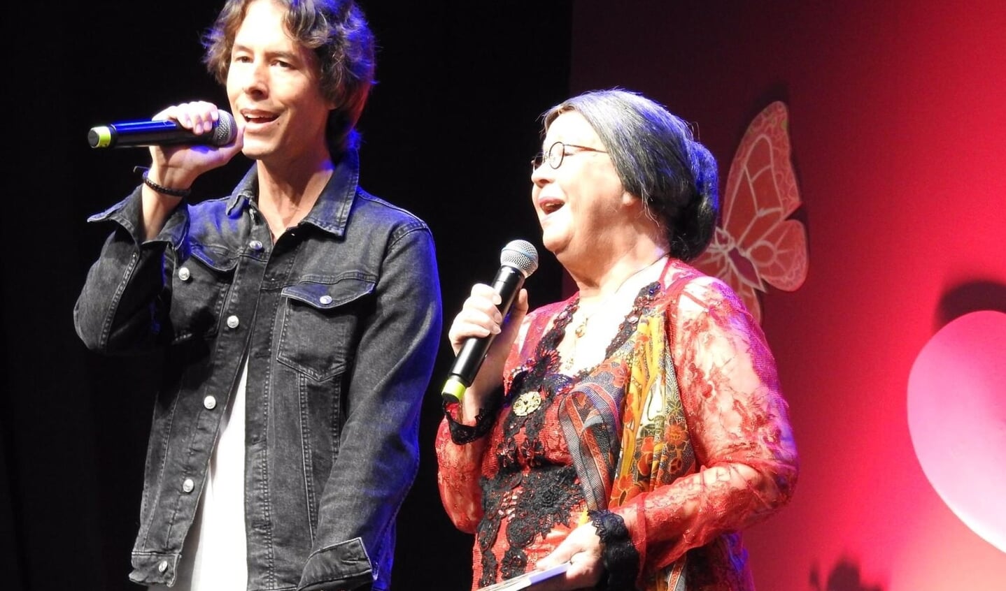 Michiel en Wieteke van Dort tijdens de Late Late Lien Show op de Tong Tong Fair. Daar zongen ze het nummer voor het eerst. 