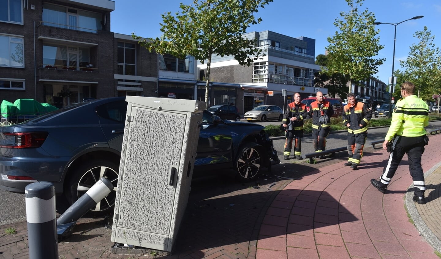 Flinke schade aan auto een elektrokast vanmiddag op de Schoolstraat