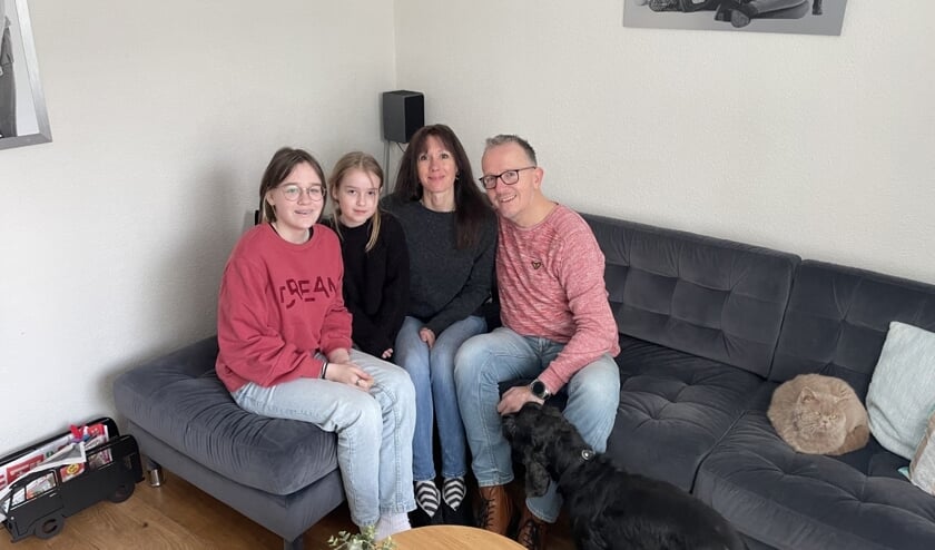 Faye (14), Saige (9), Sabrina en Joost willen niets liever dan weer een gewoon gezin kunnen zijn dat gewoon de dingen kan doen die alle ouders met hun kinderen kunnen doen. Foto: Vsk