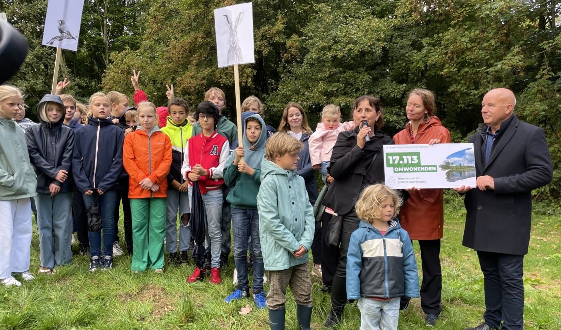 In september vorig jaar nam wethouder Bremer van Leidschendam-Voorburg ruim 17.000 handtekeningen in ontvangst tegen bebouwing van Vlietland. Wethouder René Zoetemelk was daarbij. 