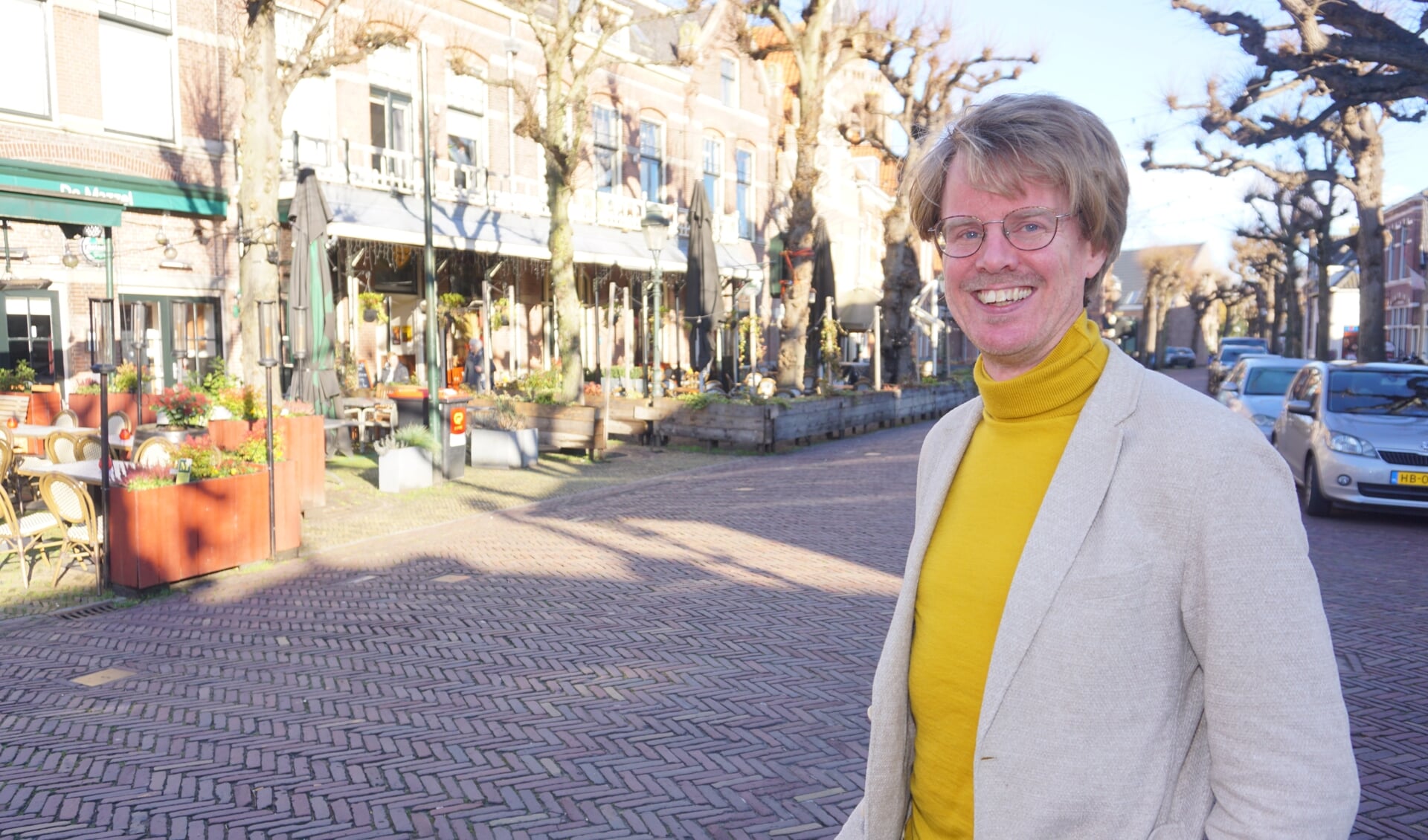 Wouter Ydema is de cultuur coördinator. De voormalige stadsdichter van Leiden geniet van de Voorstraat en het dorpse karakter van Voorschoten. Foto: VSK