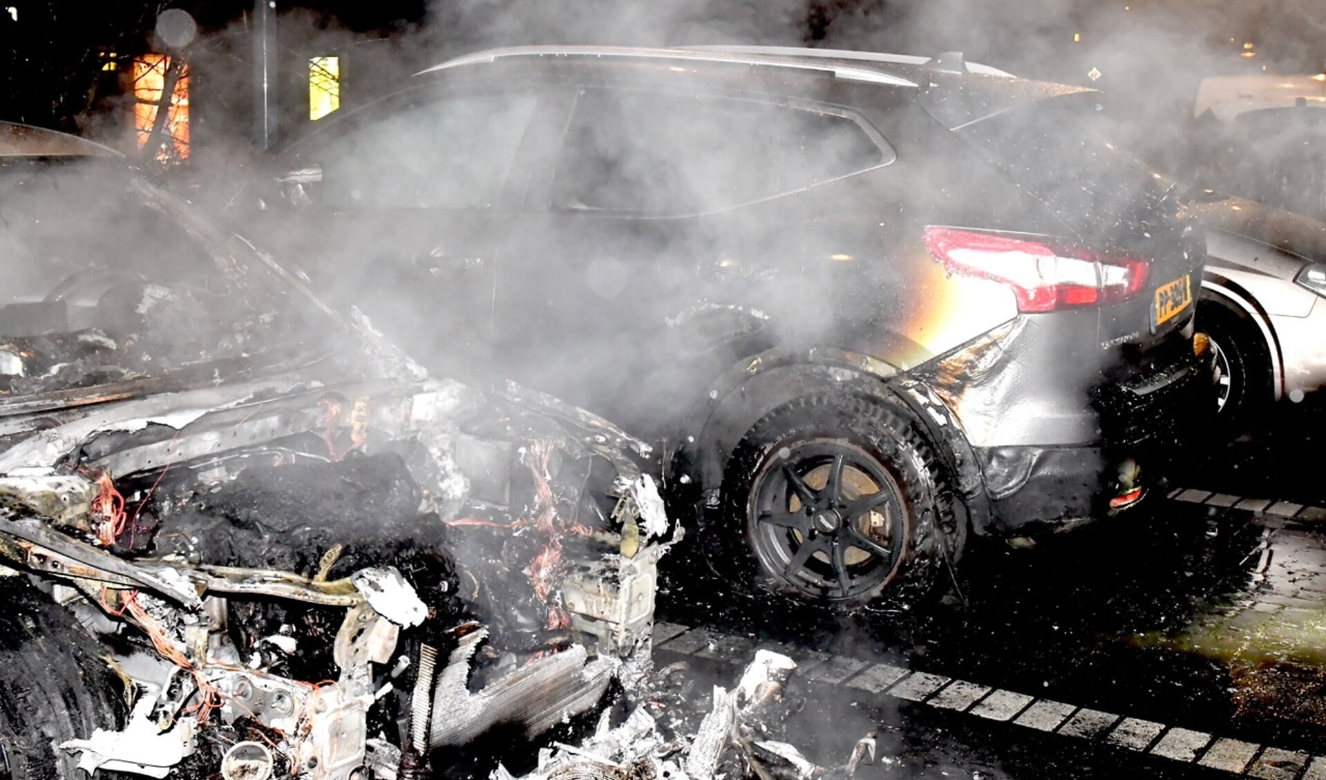 Aan de Jan Evertsenlaan zijn afgelopen nacht drie auto's in vlammen opgegaan. 