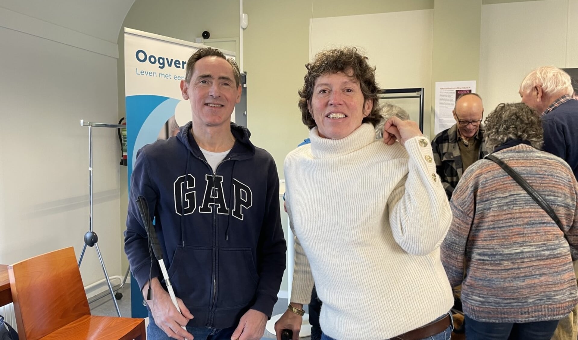 Marijke Osinga en Mark Scholten zijn beiden visueel beperkt. Afgelopen weekend gaven ze een lezing in de bibliotheek. Foto: VSK