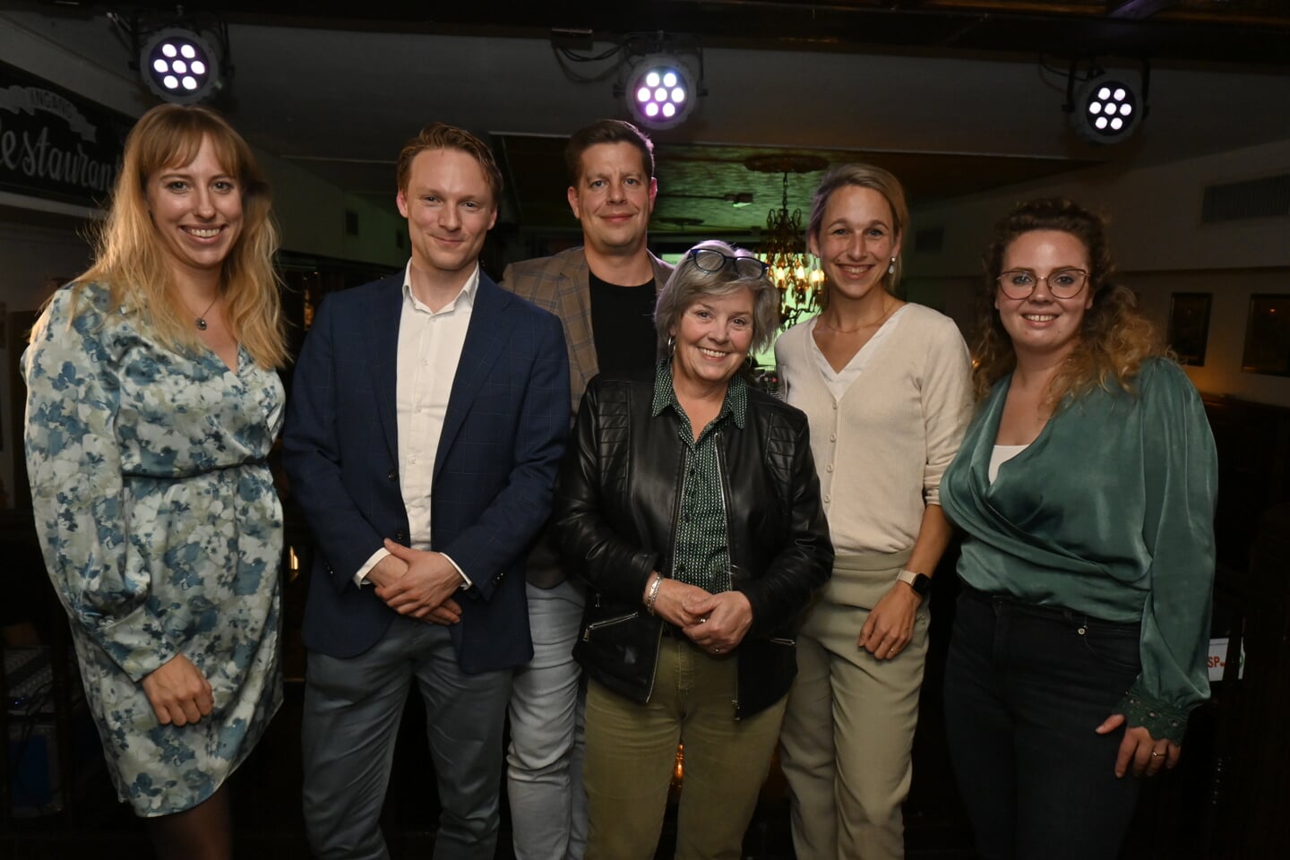 Vlnr Anne-Lise Olsthoorn (D66), Rembrandt Rowaan (GroenLinks/PvdA), Berend Aptroot (VVD), Petra van de Wereld (BBB), Liesbeth van der Heide (CDA) en Debbie van Dijk (SP)