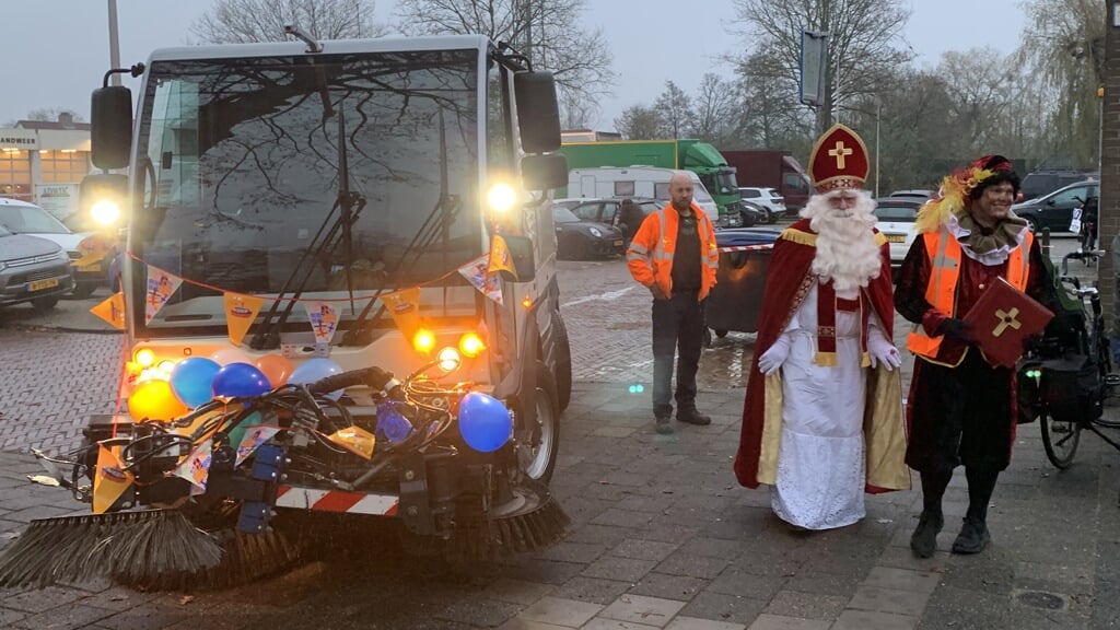 Sint kreeg een lift van een gemeentewerfauto naar de Gevers Deynootschool